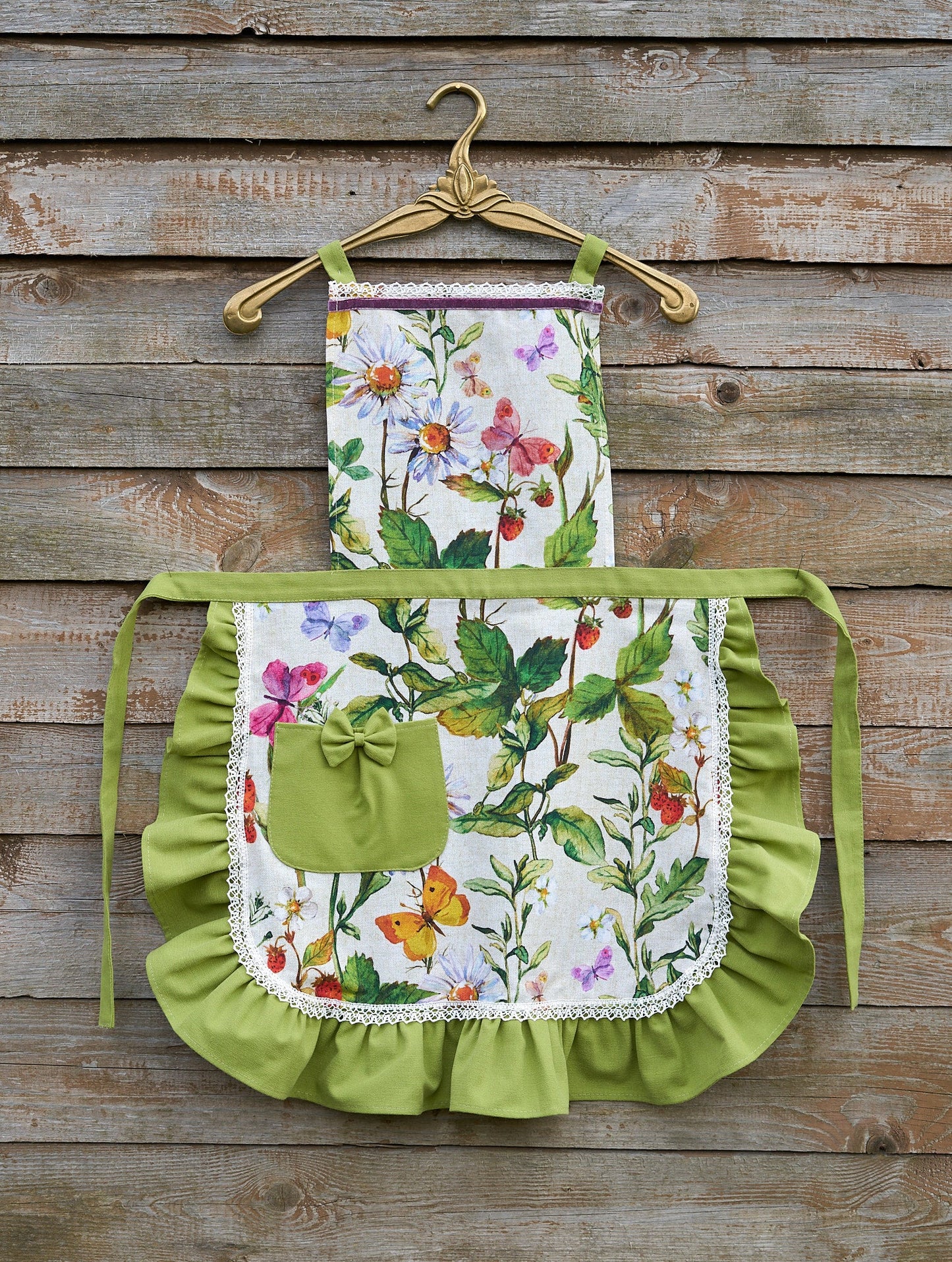 Kvetinová zástera s volánmi – ideálny darček pre ženy