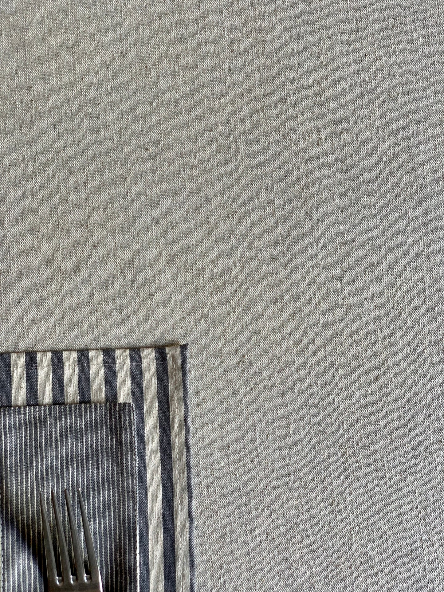 Stolový obrus z bavlny, ľanu a recyklovaných vlákien – YEVA.sk