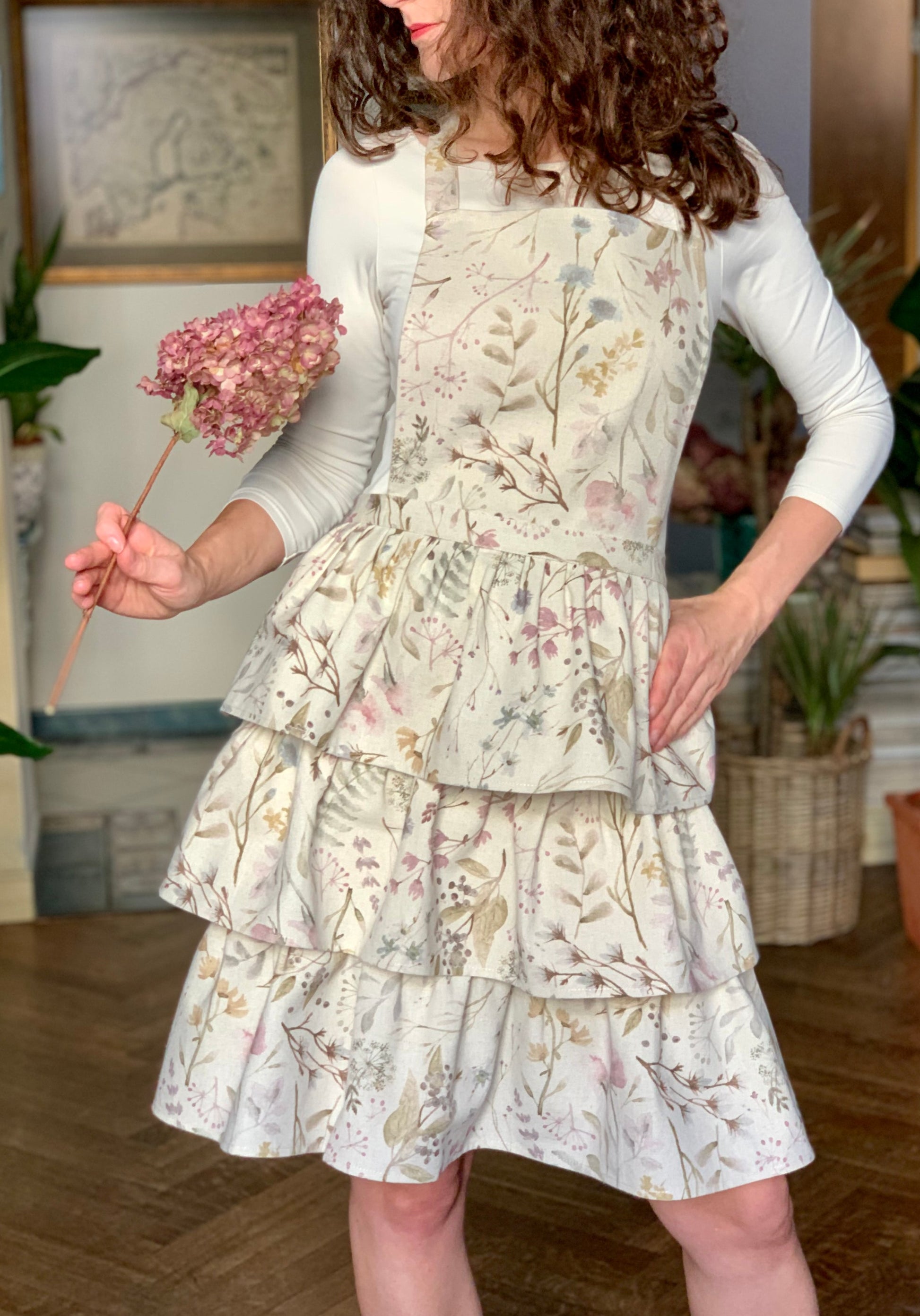 Romantická dámska zástera s volánom – YEVA.sk