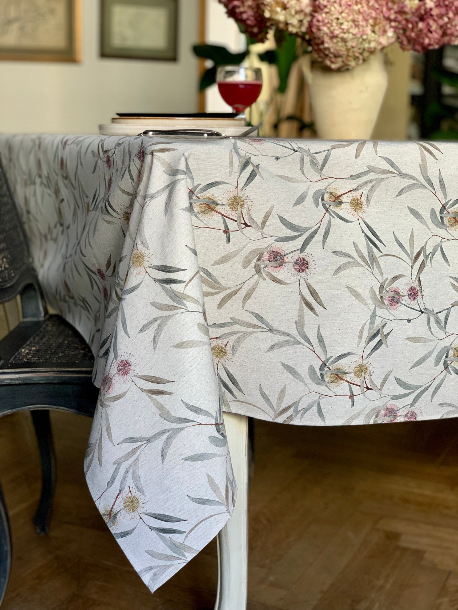 Stolový obrus s jemným vzorom v prírodných farbách – Pipo Fresno