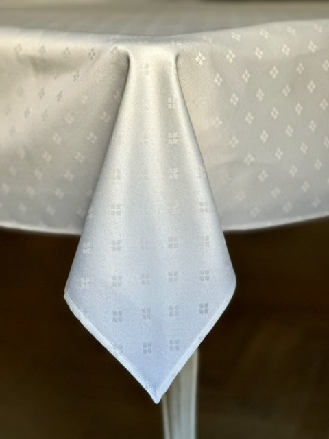 Klasický biely obrus s ornamentálnym vzorom – YEVA.sk