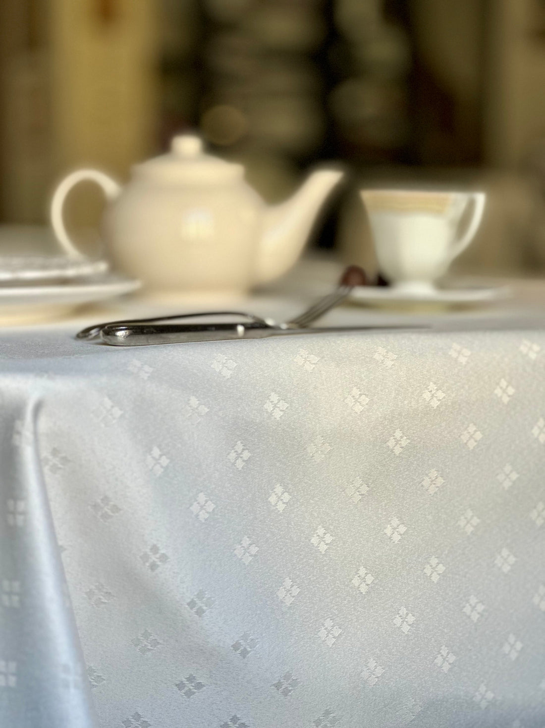 Dekoratívny obrus s jemným vzorom – kvalitný stolový textil z Európy