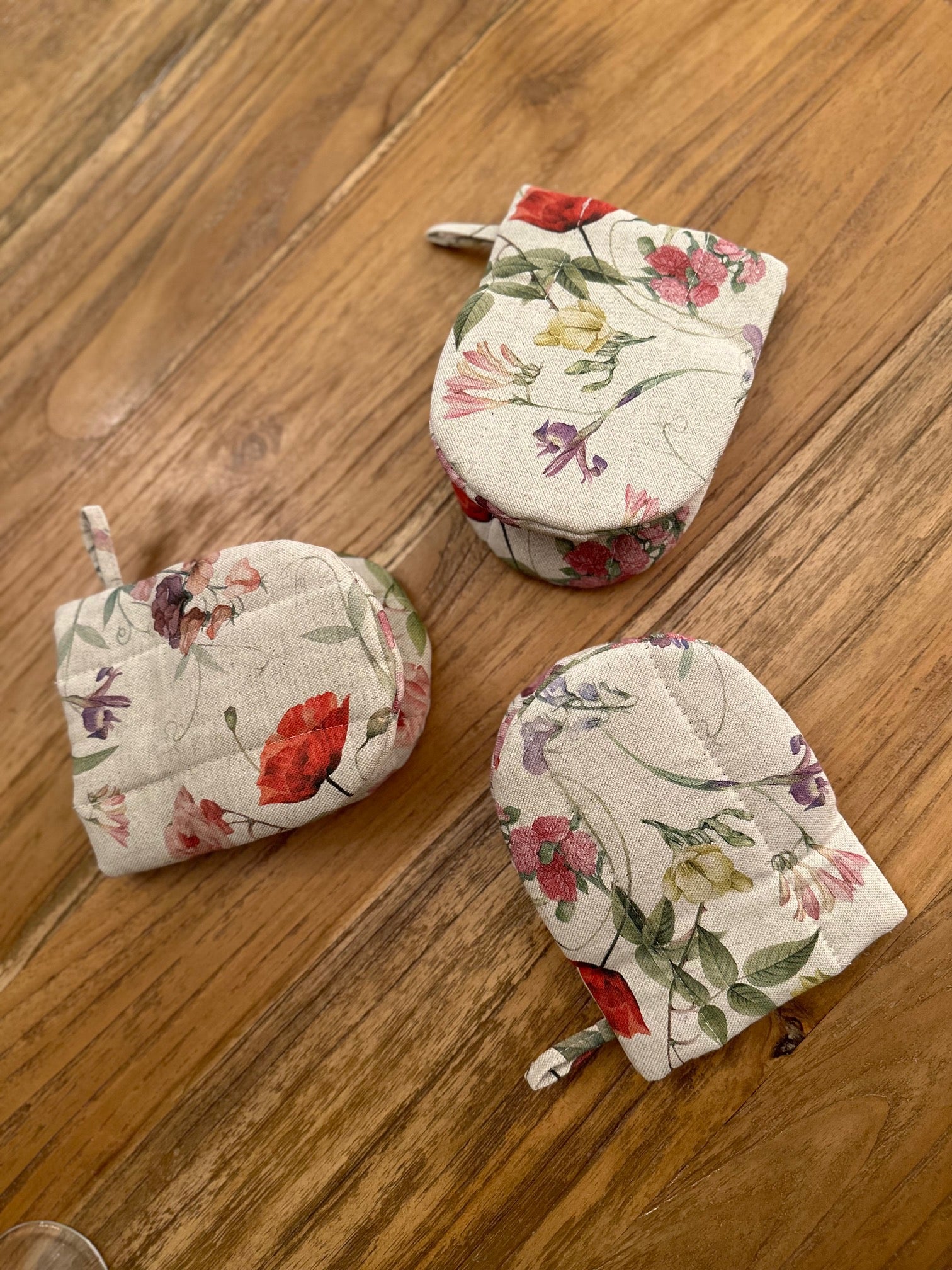 Bavlneno-ľanová kuchynská rukavica v červenom dizajne