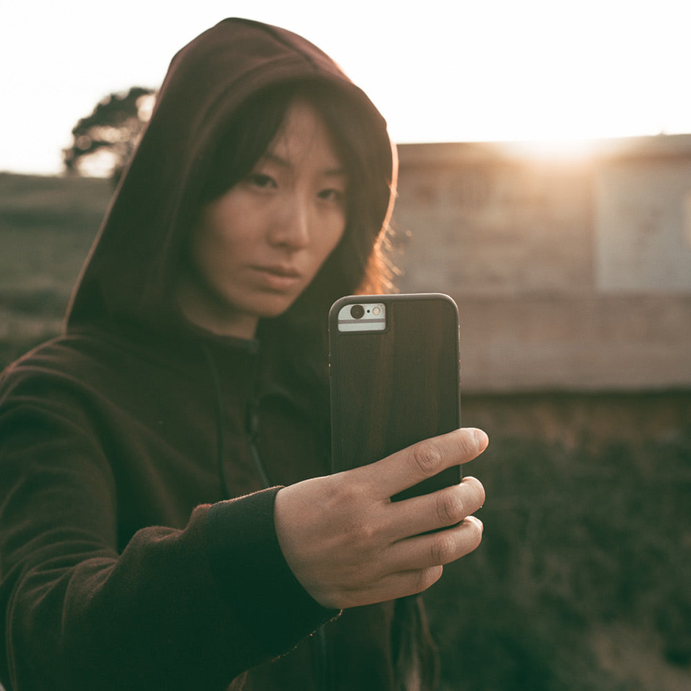 Prémiové drevené púzdro na mobil Ziricote – vzácne exotické drevo | YEVA.sk