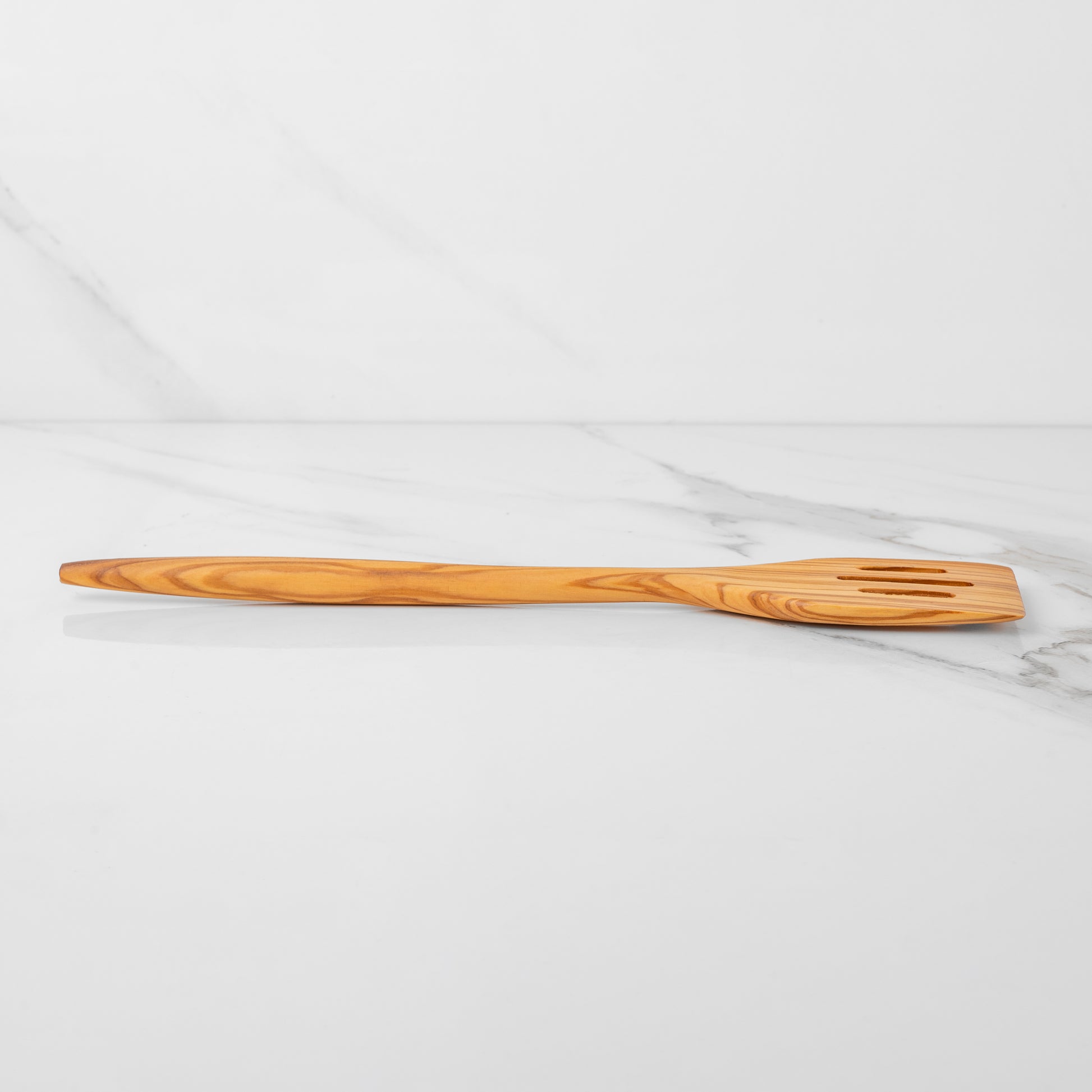 Dierovaná obracačka 35 cm z olivového dreva – ekologický kuchynský nástroj – YEVA.sk