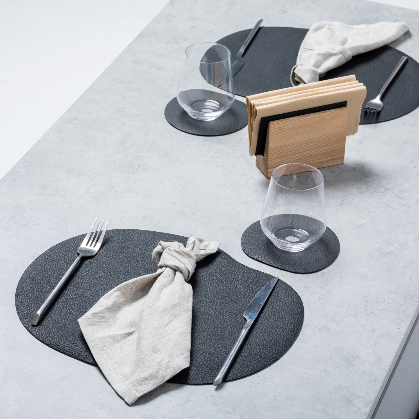 Kožené prestieranie a podšálky – čierna farba | YEVA.sk