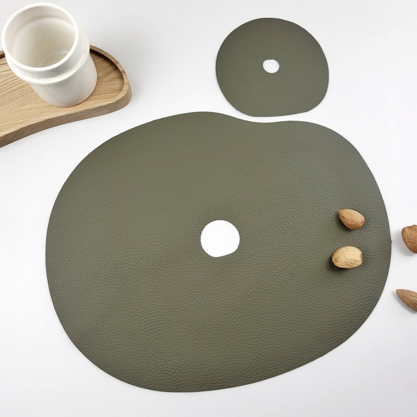 Kožené prestieranie a podšálky v olivovozelenej farbe – YEVA.sk