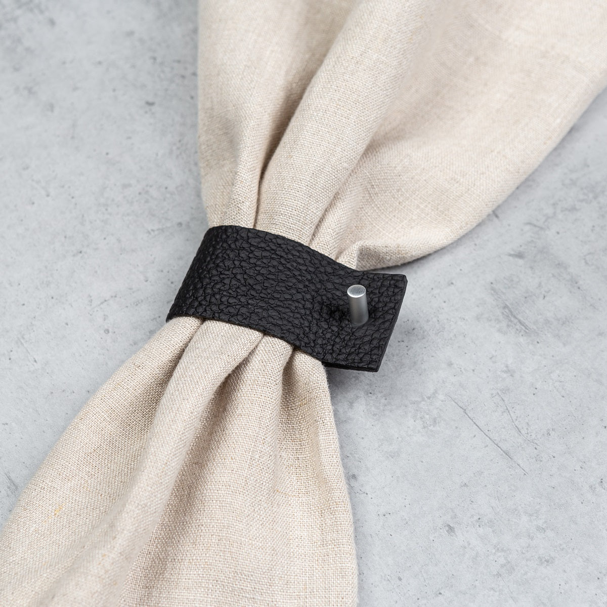 Minimalistické čierne krúžky na servítky – ekologický doplnok