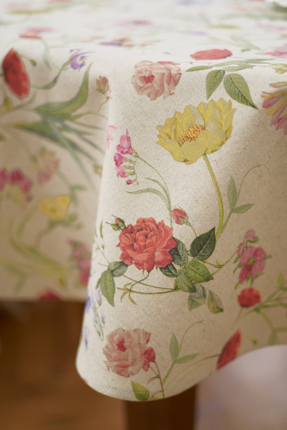 Elegantný obrus s kvetinovým motívom – ekologický textil