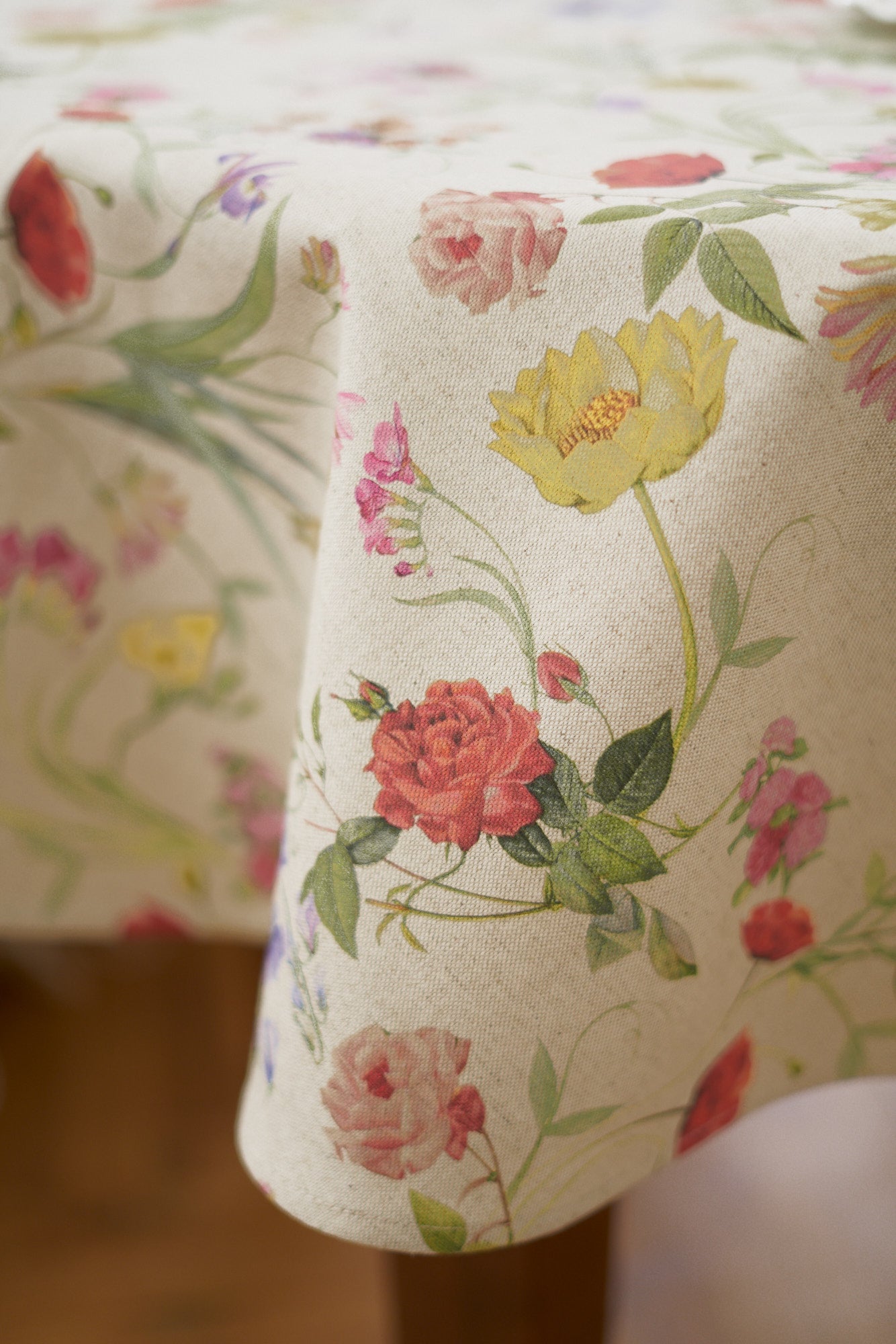 Elegantný obrus s kvetinovým motívom – ekologický textil