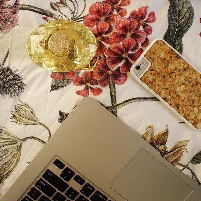 Organické púzdro na mobil Jasmine – ručne lisované jazmínové kvety | YEVA.sk