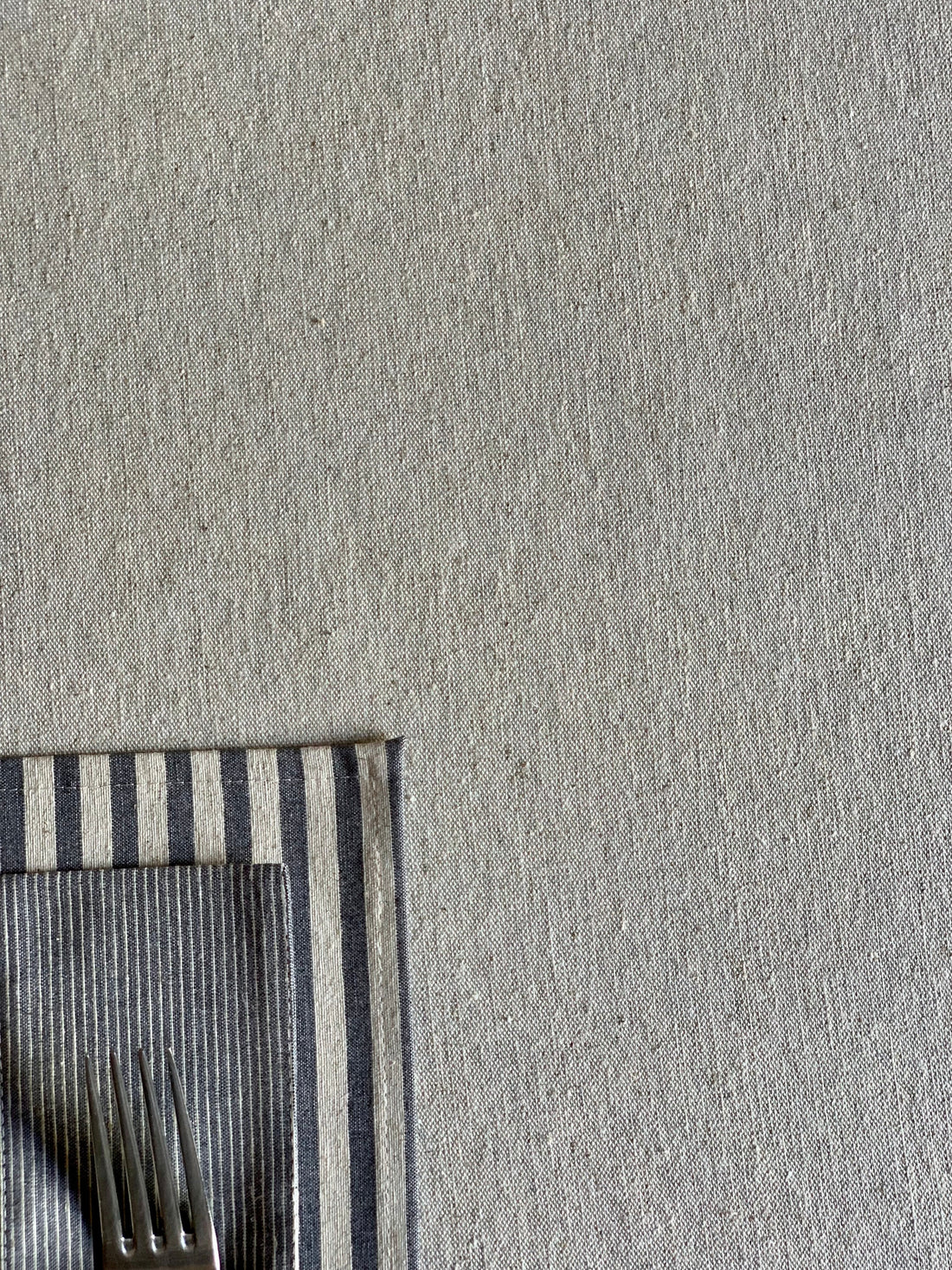 Stolový obrus z bavlny, ľanu a recyklovaných vlákien – YEVA.sk