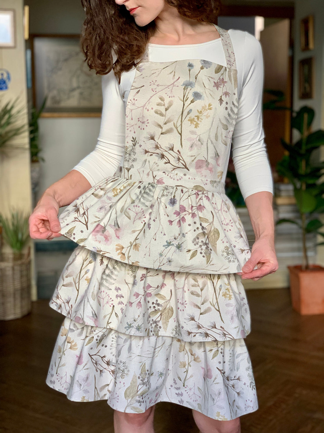 Elegantná zástera s kvetinovou potlačou – kolekcia Aitana