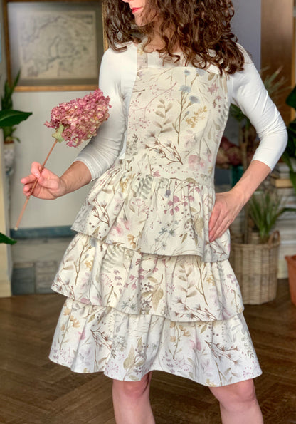 Romantická dámska zástera s volánom – YEVA.sk