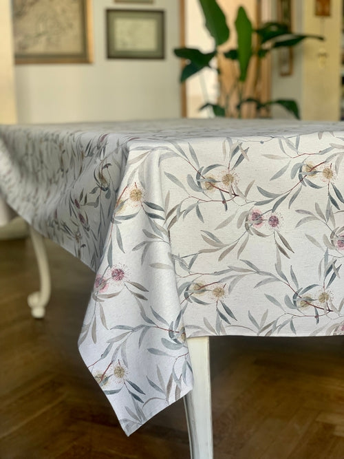 Moderný obrus v neutrálnych tónoch s recyklovaným zložením – YEVA.sk