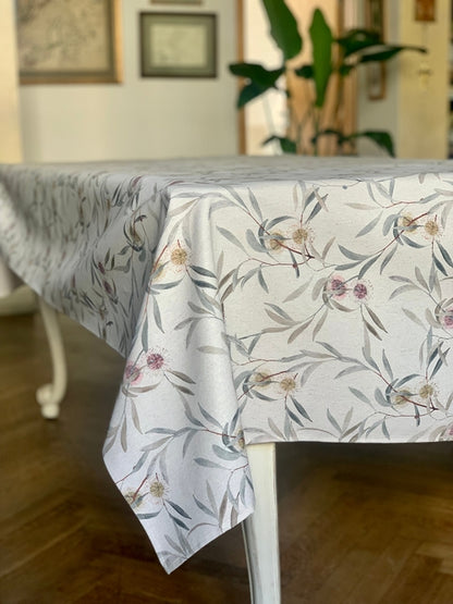 Moderný obrus v neutrálnych tónoch s recyklovaným zložením – YEVA.sk