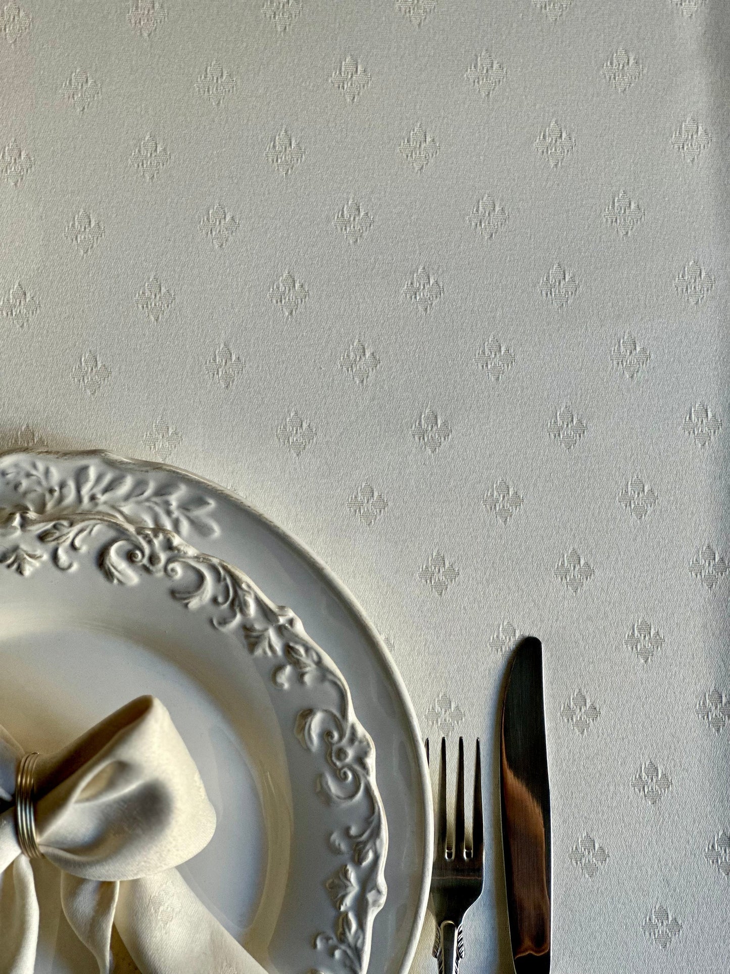 Biely obrus na stôl – ručne vyrobený produkt značky Hortensias Home