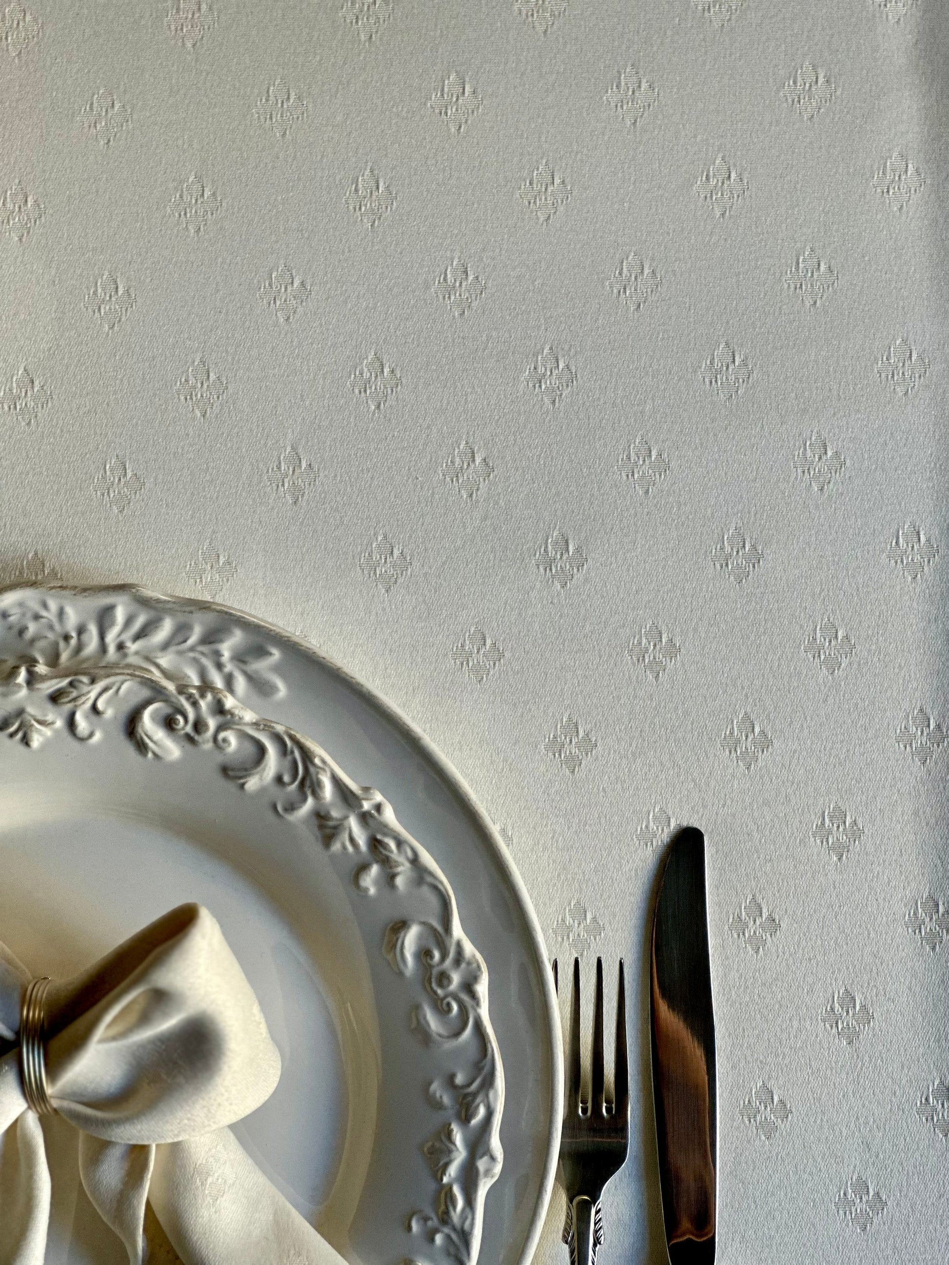 Biely obrus na stôl – ručne vyrobený produkt značky Hortensias Home