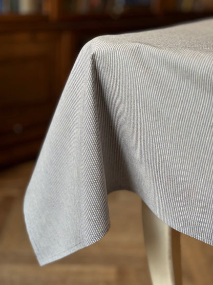 Recyklovaný obrus v škandinávskom štýle s modrými prúžkami