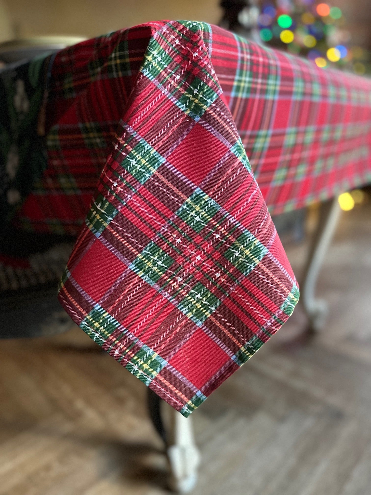 Obrus Somero z kolekcie Hortensias Home – sviatočný dizajn