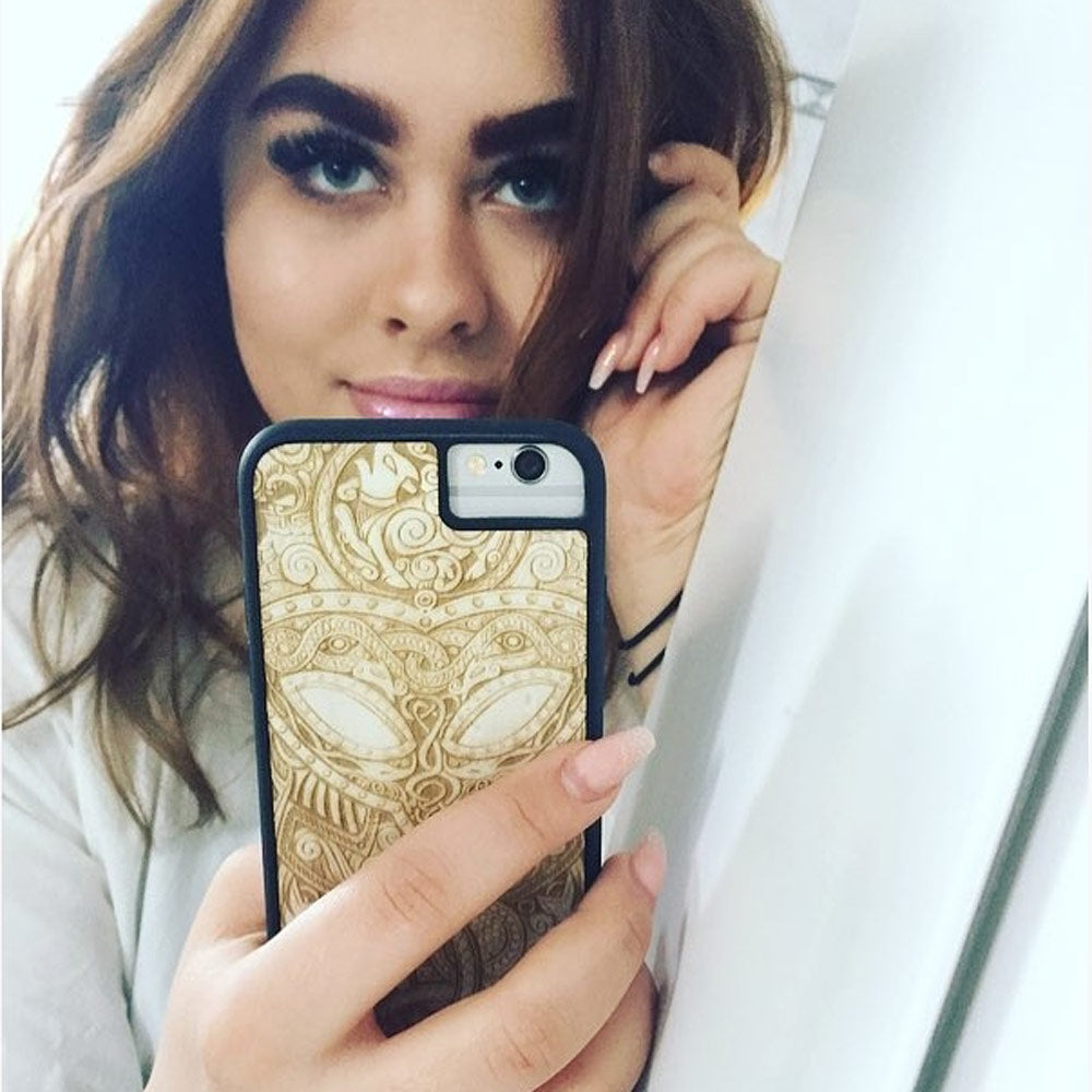 Vodeodolné drevené púzdro na mobil s unikátnou kresbou dreva