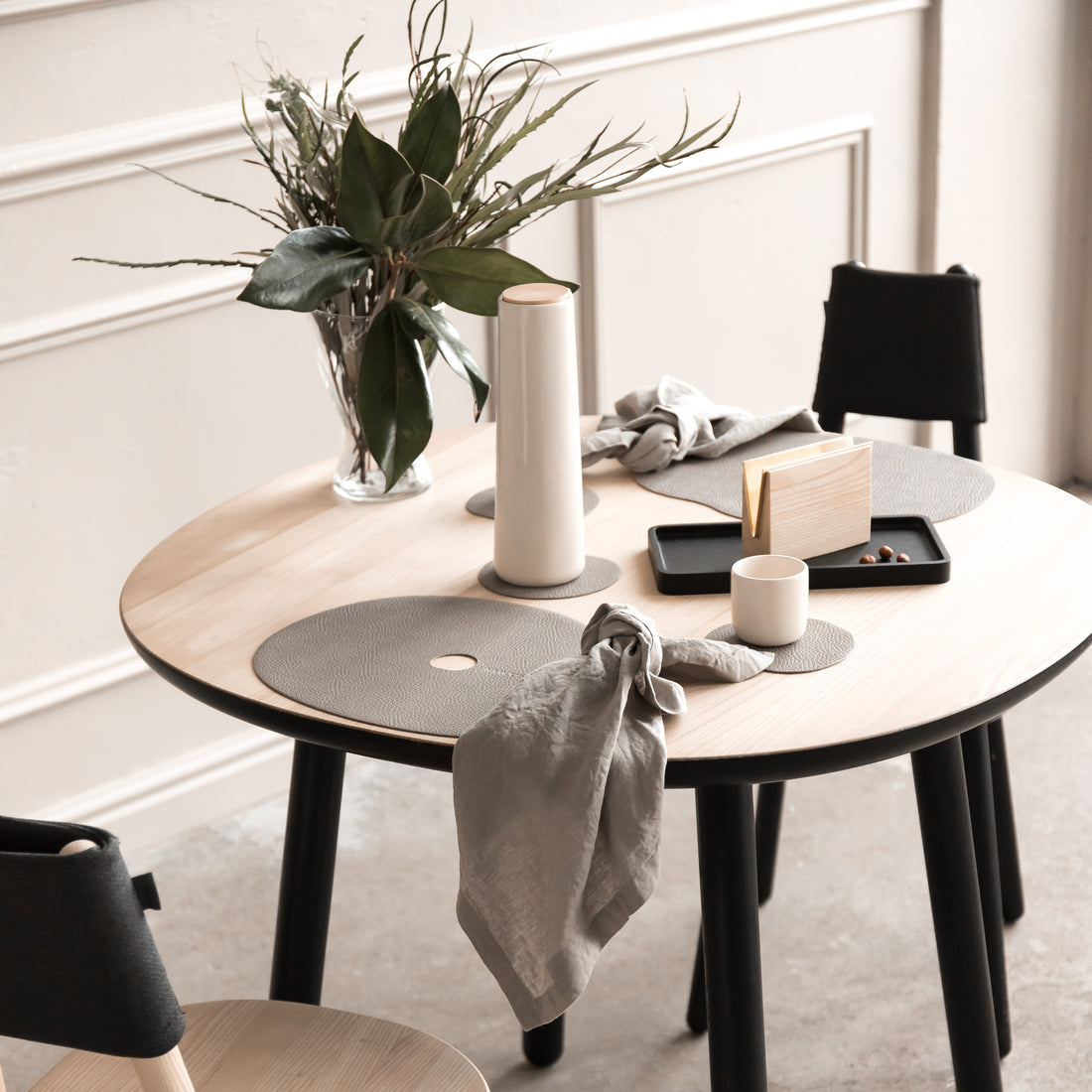 Moderné kožené prestieranie v béžovom odtieni – zero waste riešenie