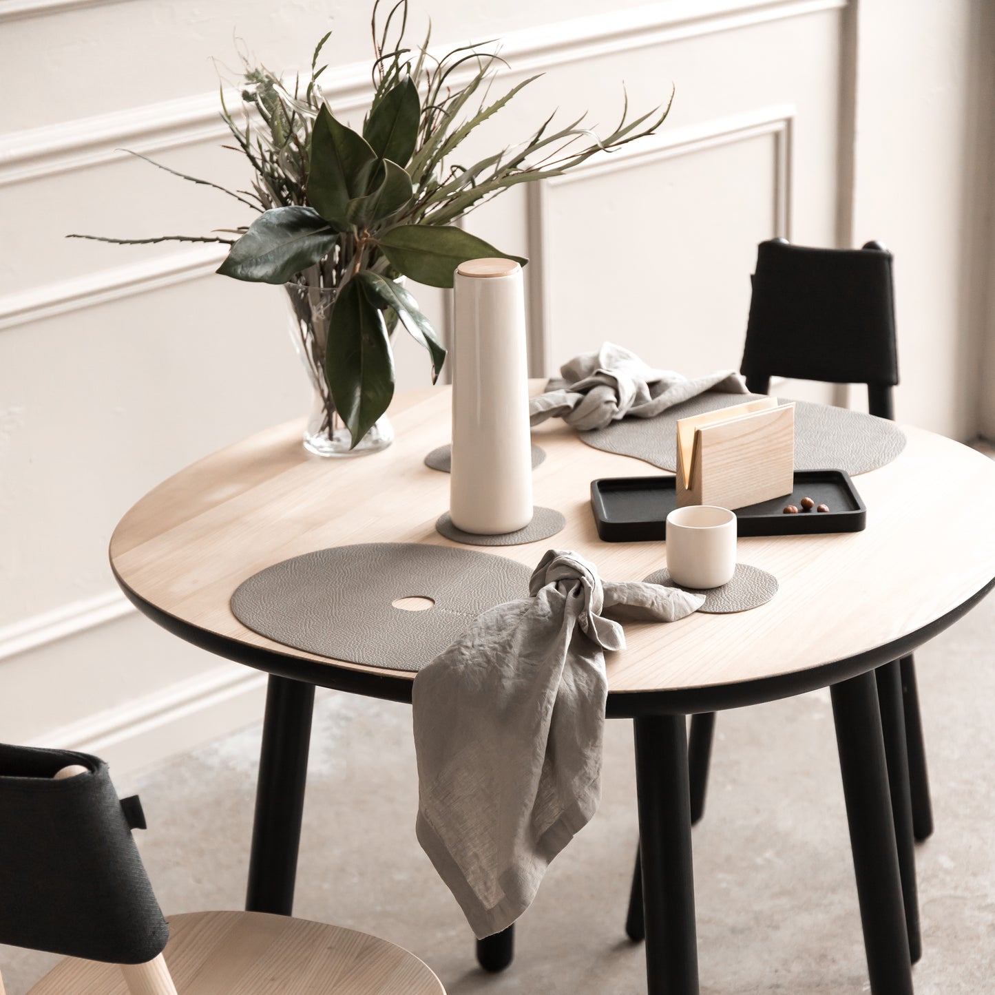 Moderné kožené prestieranie v béžovom odtieni – zero waste riešenie