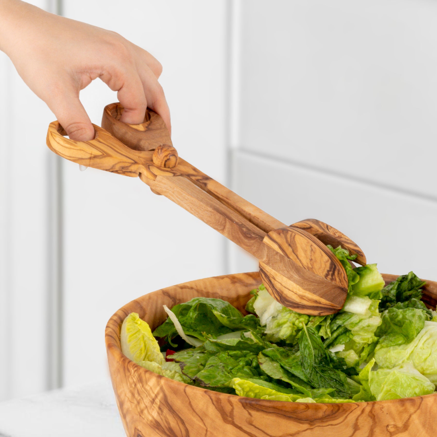 Univerzálne kuchynské kliešte z prírodného olivového dreva – štýlový doplnok