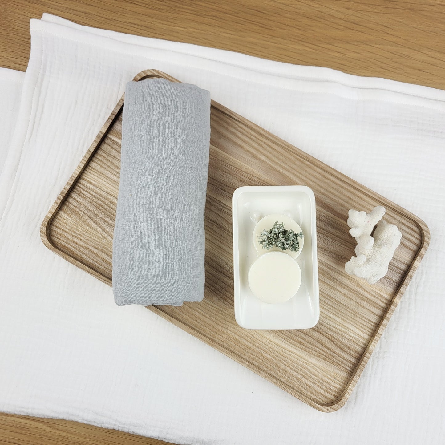 Béžový bavlnený uterák s pútkom – jemný a savý textil