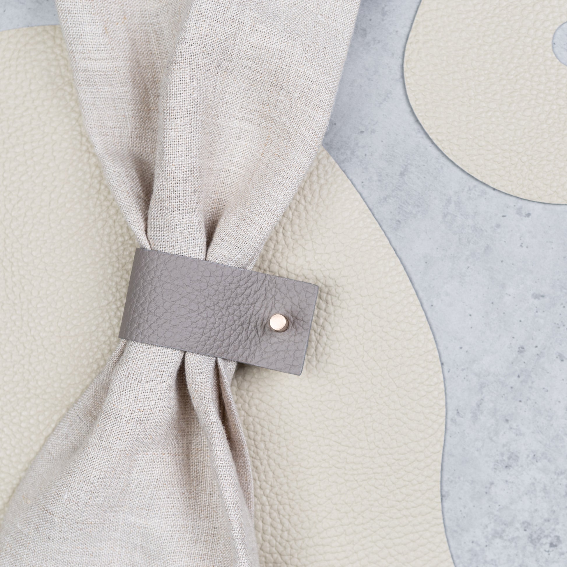 Upcyklované kožené krúžky na servítky – udržateľný dizajn