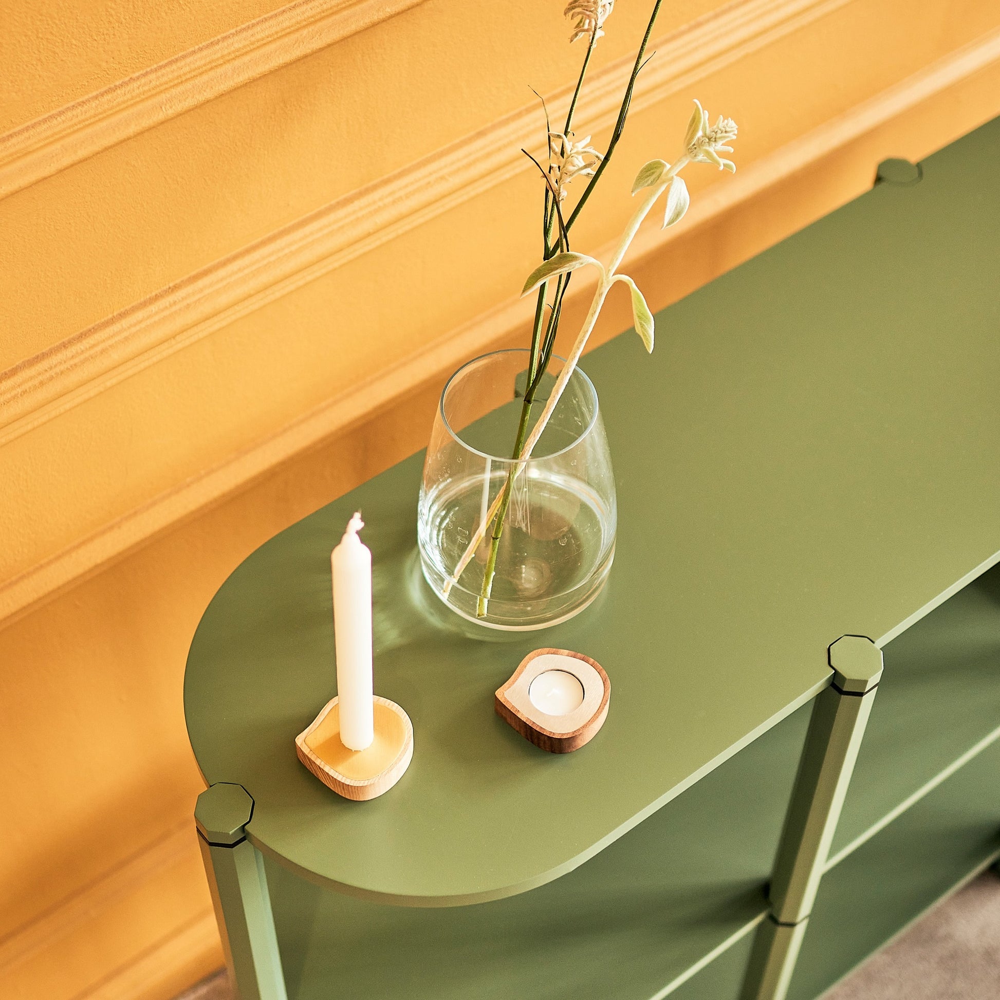 Elegantný svietnik s mosadzným detailom – prírodný dizajn