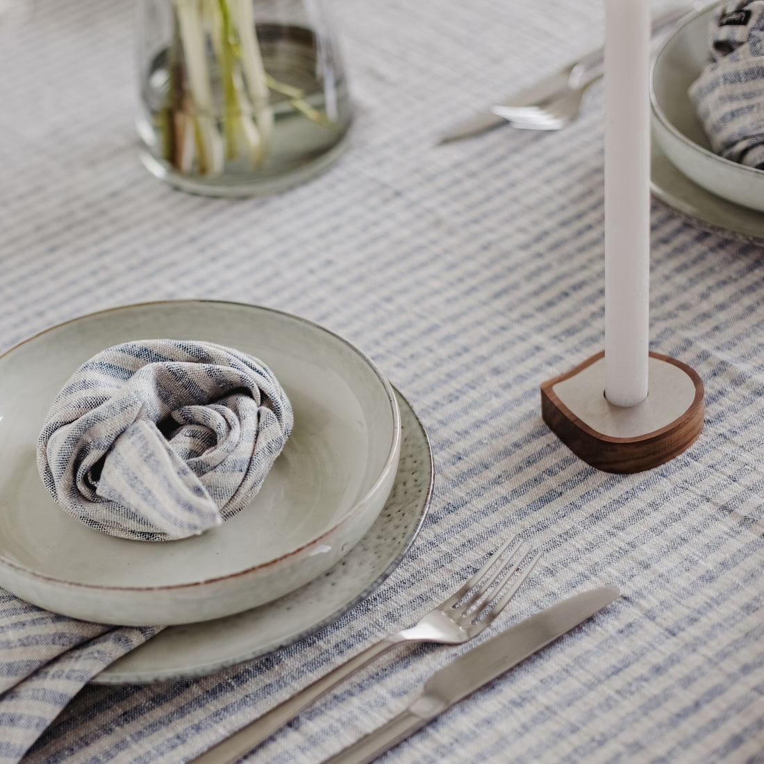 Moderný svietnik z orechového dreva – minimalistický štýl