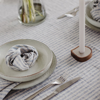 Moderný svietnik z orechového dreva – minimalistický štýl