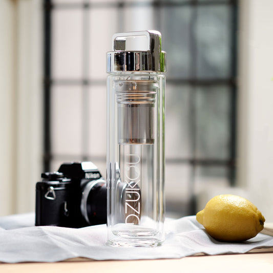 Sklenená fľaša na čaj Bishop Falls – borosilikátová infúzna fľaša s nerezovým sitkom a vákuovou izoláciou 450 ml | YEVA.sk