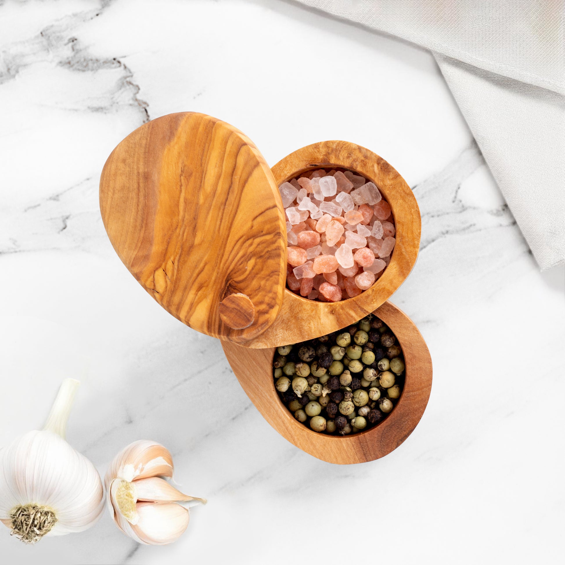 Ekologická dvojvrstvová soľnička z olivového dreva – štýlový rustikálny detail – YEVA.sk