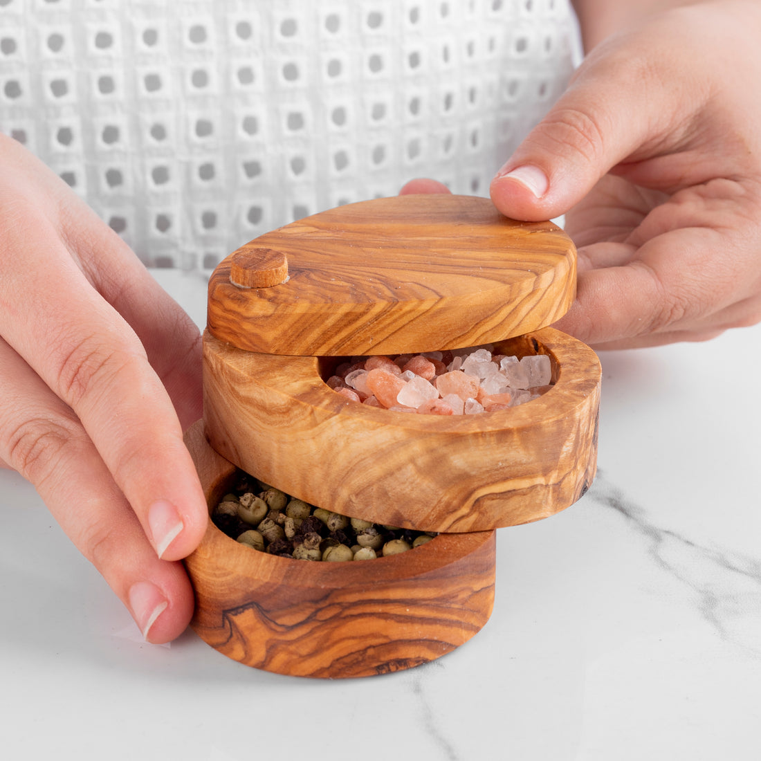 Elegantná drevená soľnička – ručne vyrobená z masívneho olivového dreva – YEVA.sk