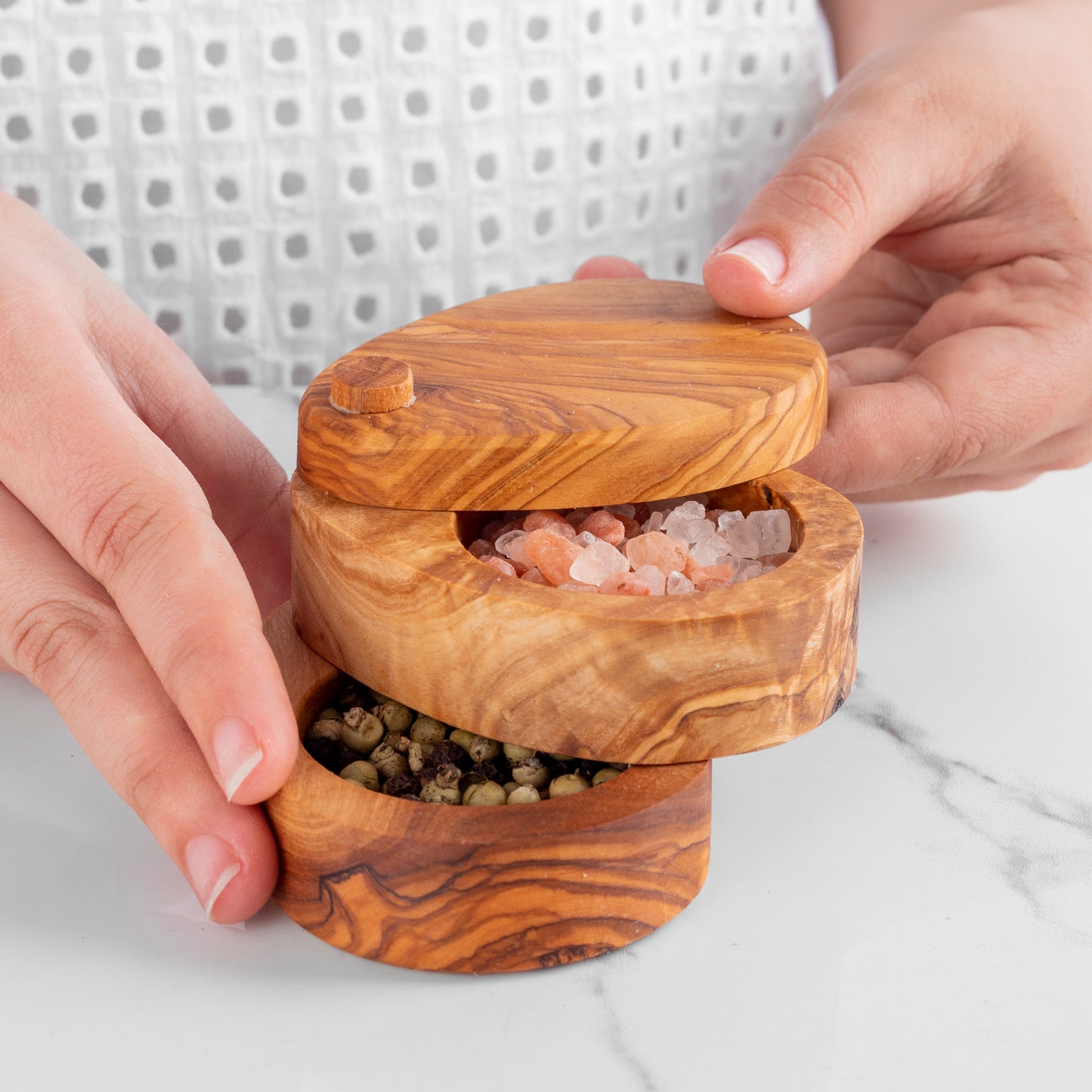 Elegantná drevená soľnička – ručne vyrobená z masívneho olivového dreva – YEVA.sk