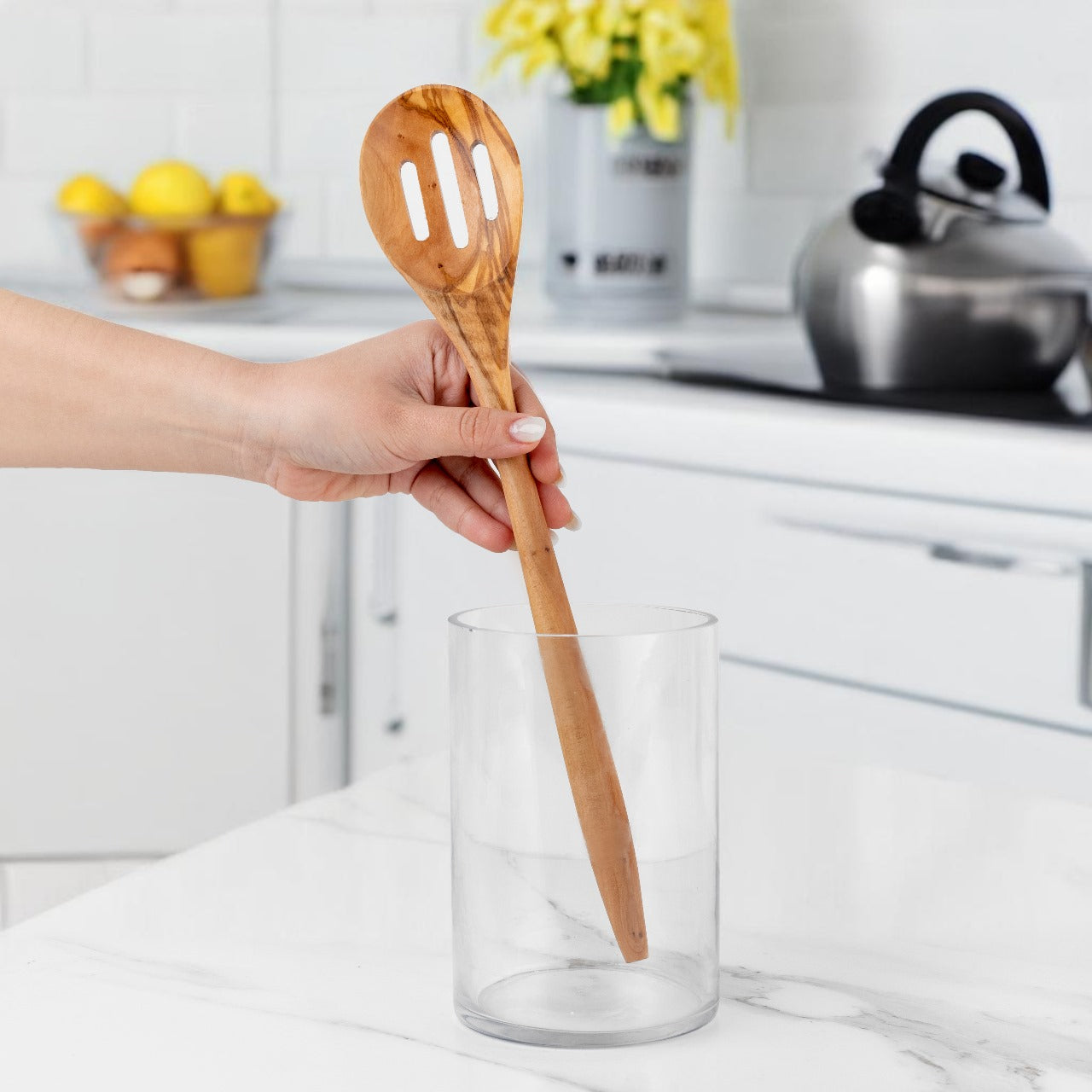 Praktická dierovaná lyžica z olivového dreva – udržateľná a originálna voľba