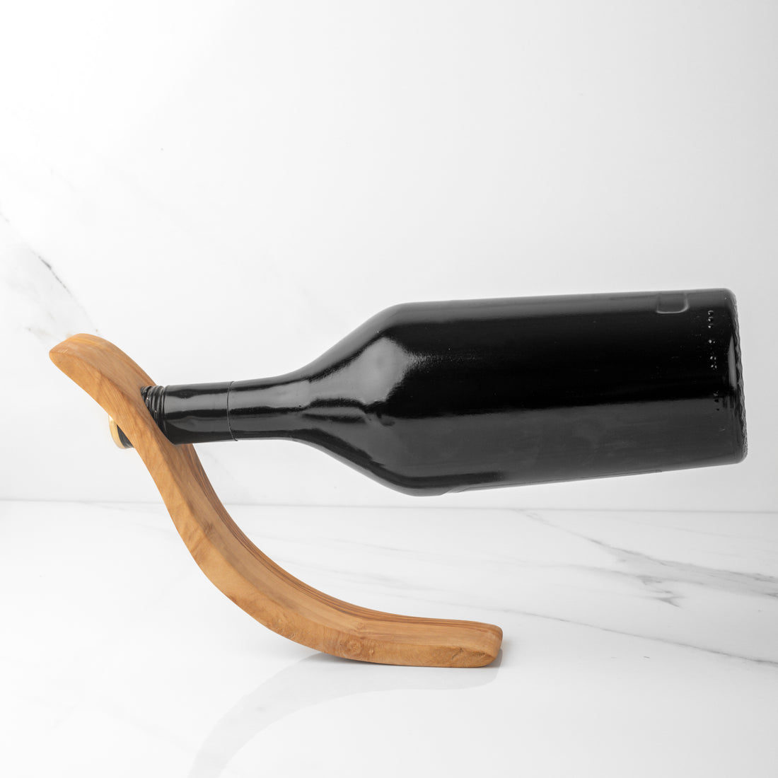 Elegantný stojan na víno z olivového dreva – dostupný v dvoch variantoch – YEVA.sk