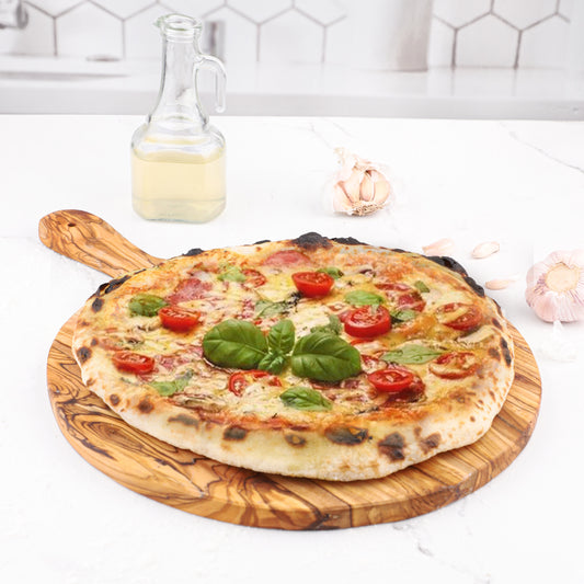 Ručne vyrobená okrúhla doska z olivového dreva s rúčkou – originálny dizajn