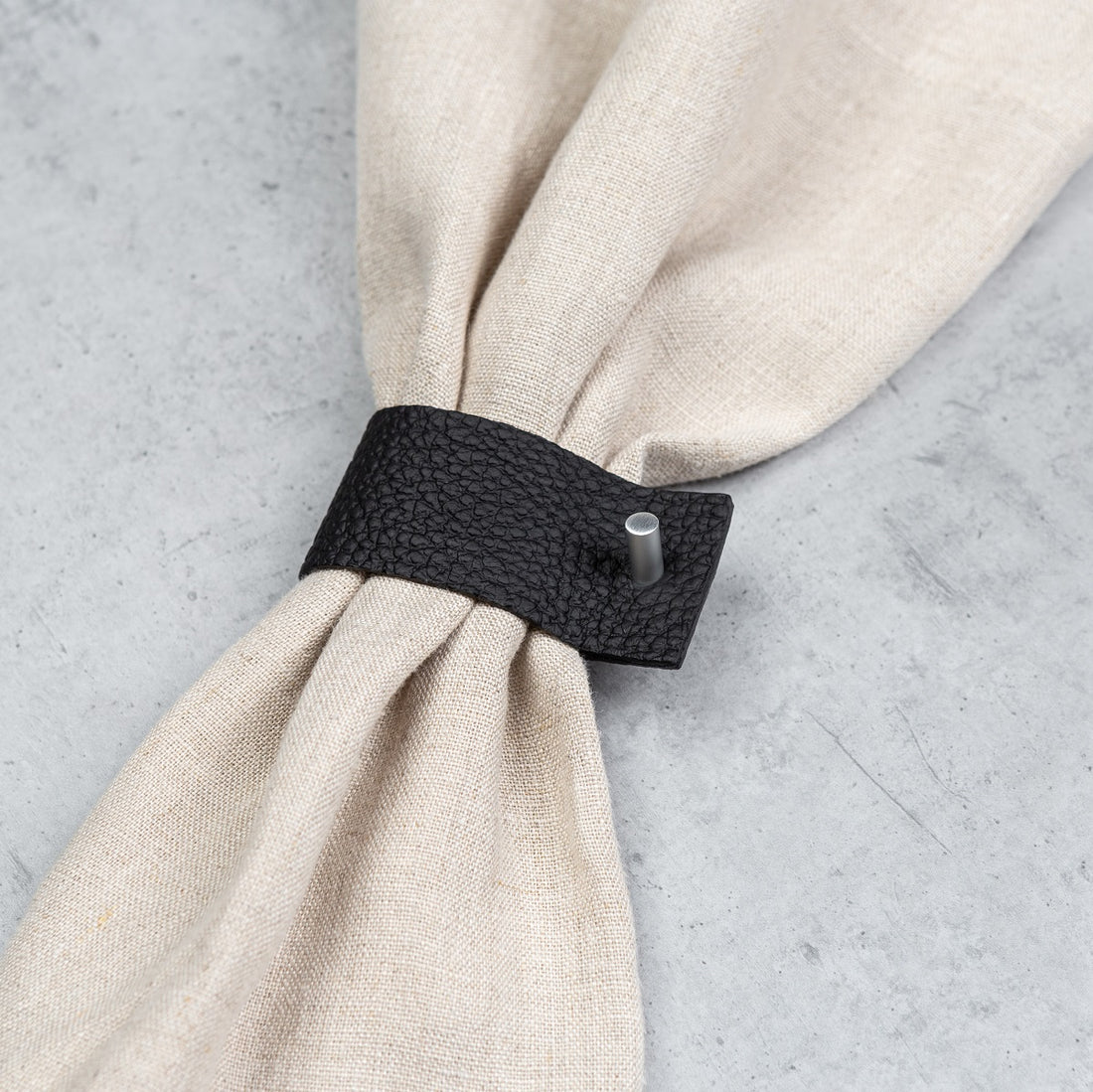 Minimalistické čierne krúžky na servítky – ekologický doplnok