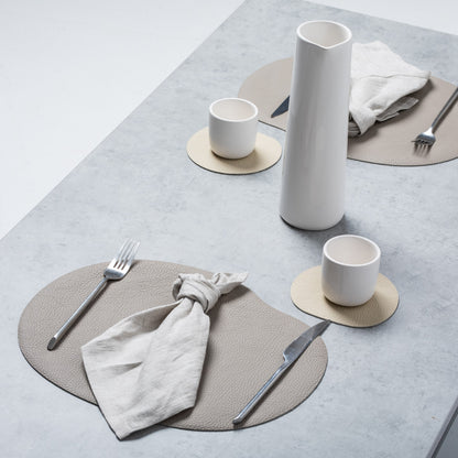 Prestieranie z prírodnej kože v béžovej farbe – ekologický doplnok