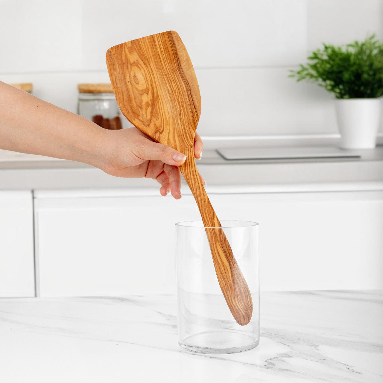 Masívna lopatková lyžica z olivového dreva – udržateľná voľba pre kuchyňu